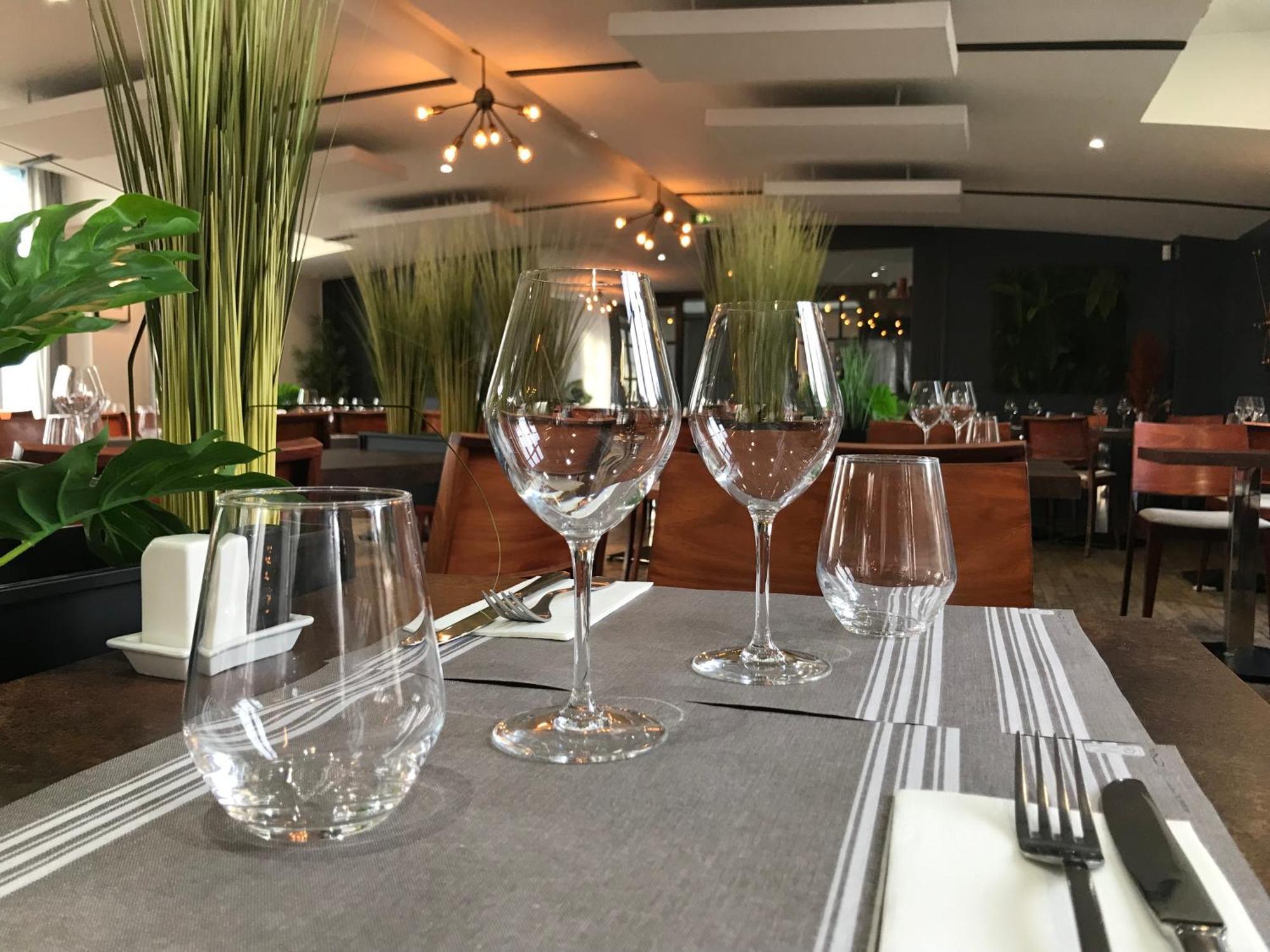 Logis Hotel & Restaurant - Les Bords De Seine La Roche-Guyon Zewnętrze zdjęcie
