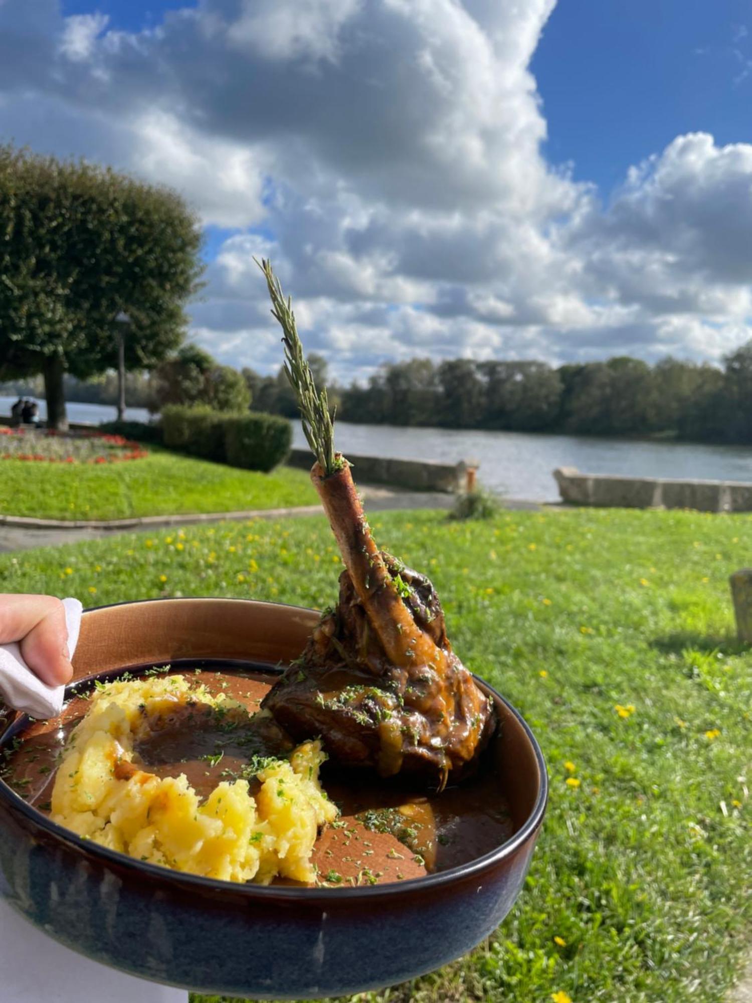 Logis Hotel & Restaurant - Les Bords De Seine La Roche-Guyon Zewnętrze zdjęcie