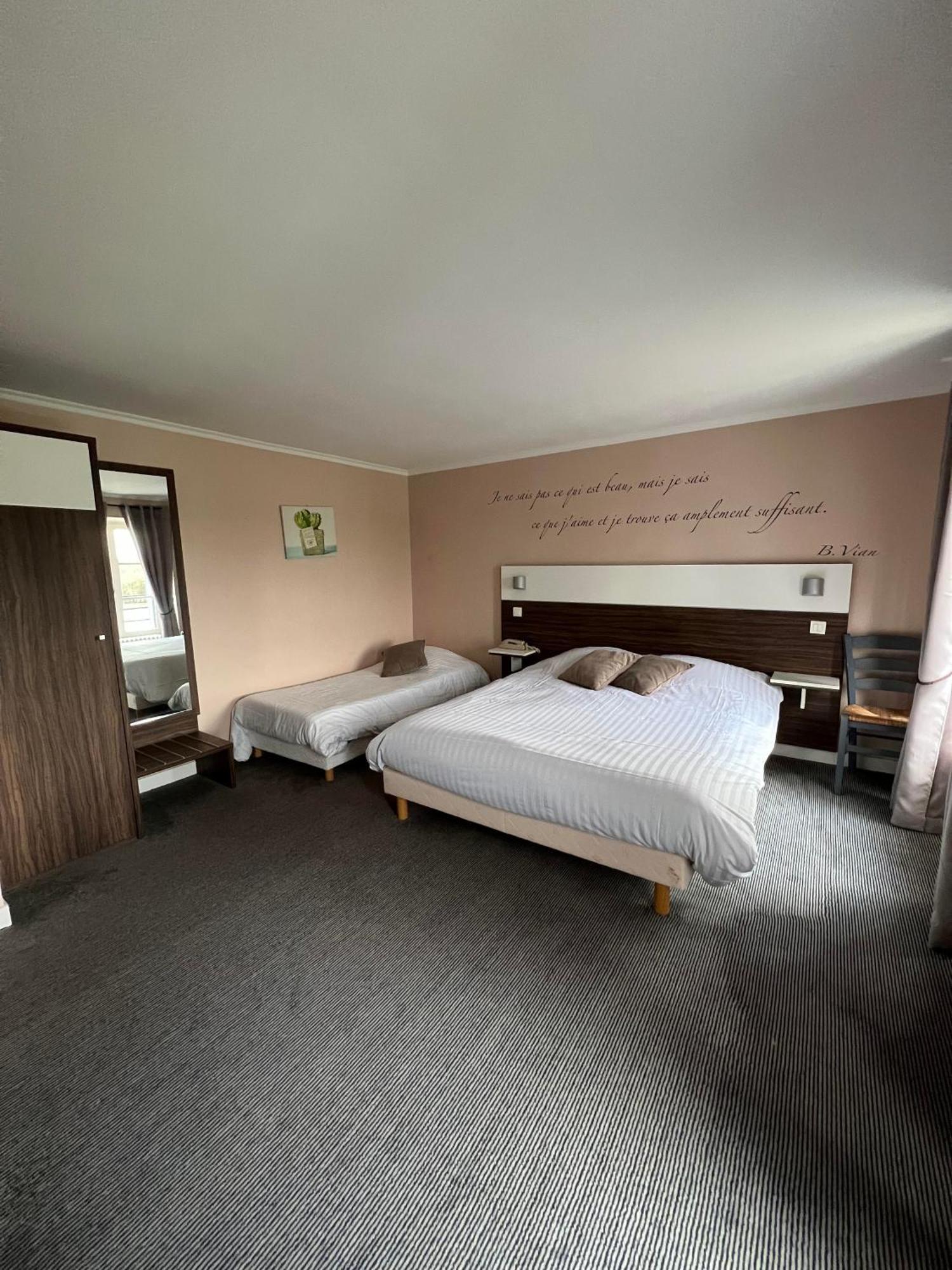 Logis Hotel & Restaurant - Les Bords De Seine La Roche-Guyon Zewnętrze zdjęcie