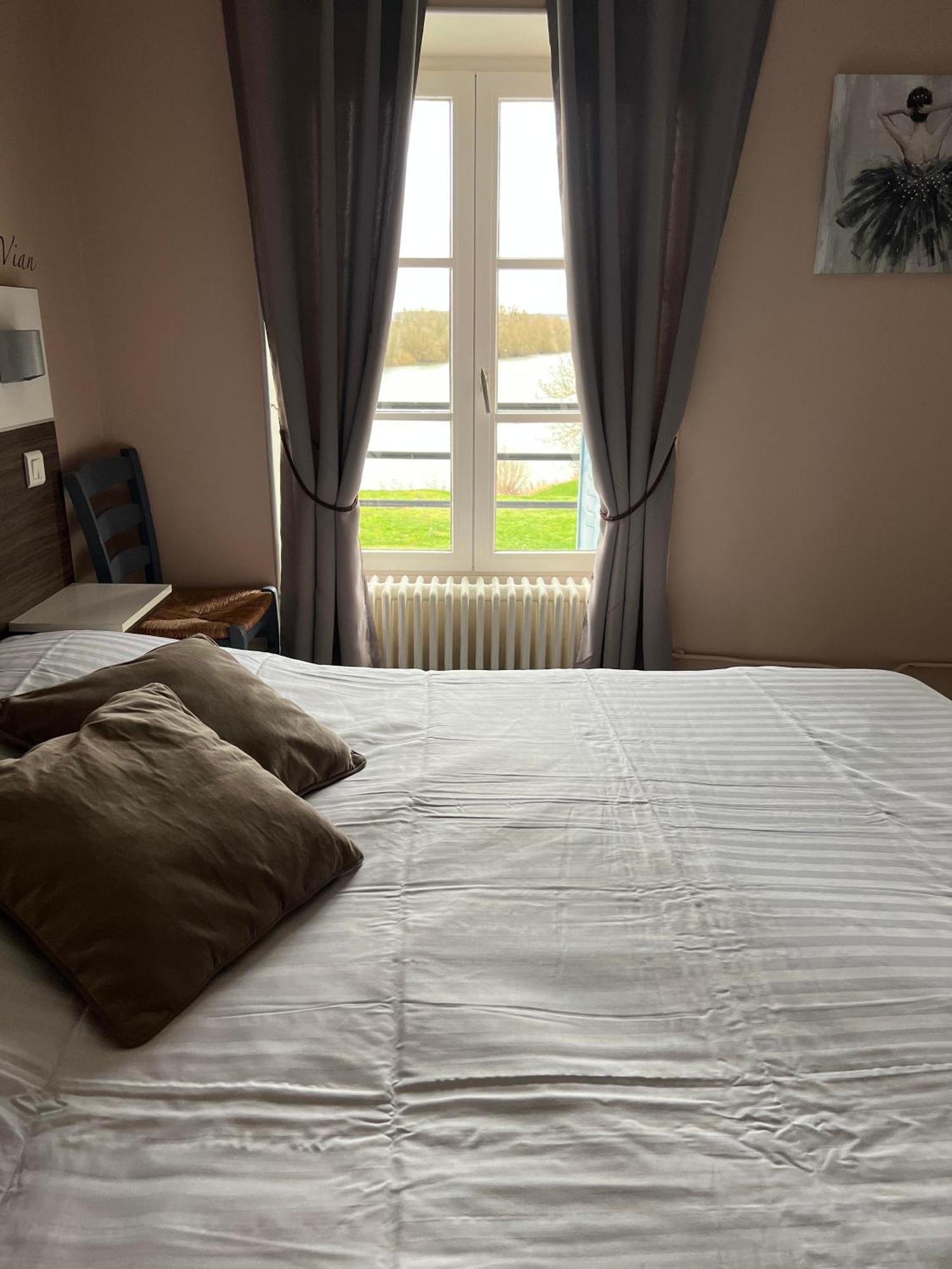Logis Hotel & Restaurant - Les Bords De Seine La Roche-Guyon Zewnętrze zdjęcie