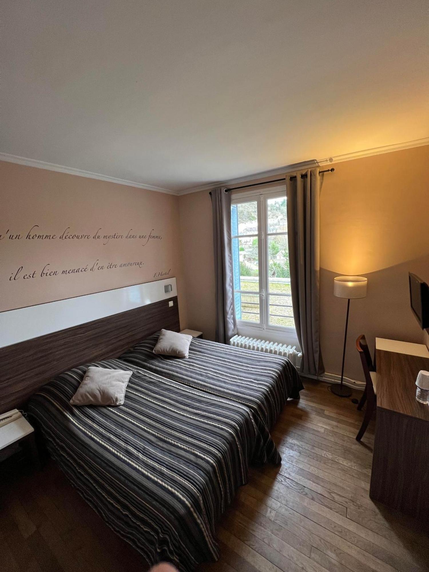 Logis Hotel & Restaurant - Les Bords De Seine La Roche-Guyon Zewnętrze zdjęcie
