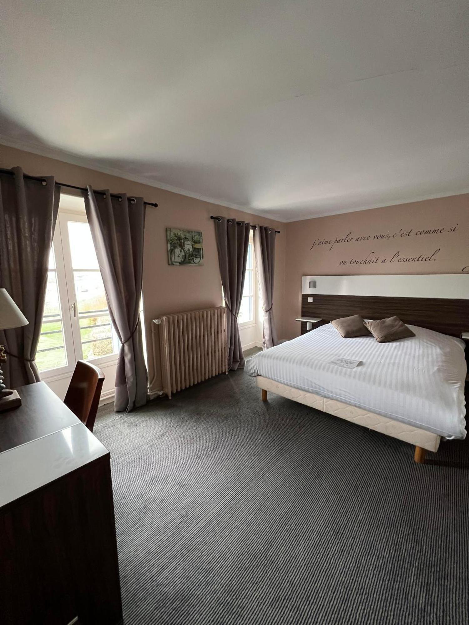 Logis Hotel & Restaurant - Les Bords De Seine La Roche-Guyon Zewnętrze zdjęcie