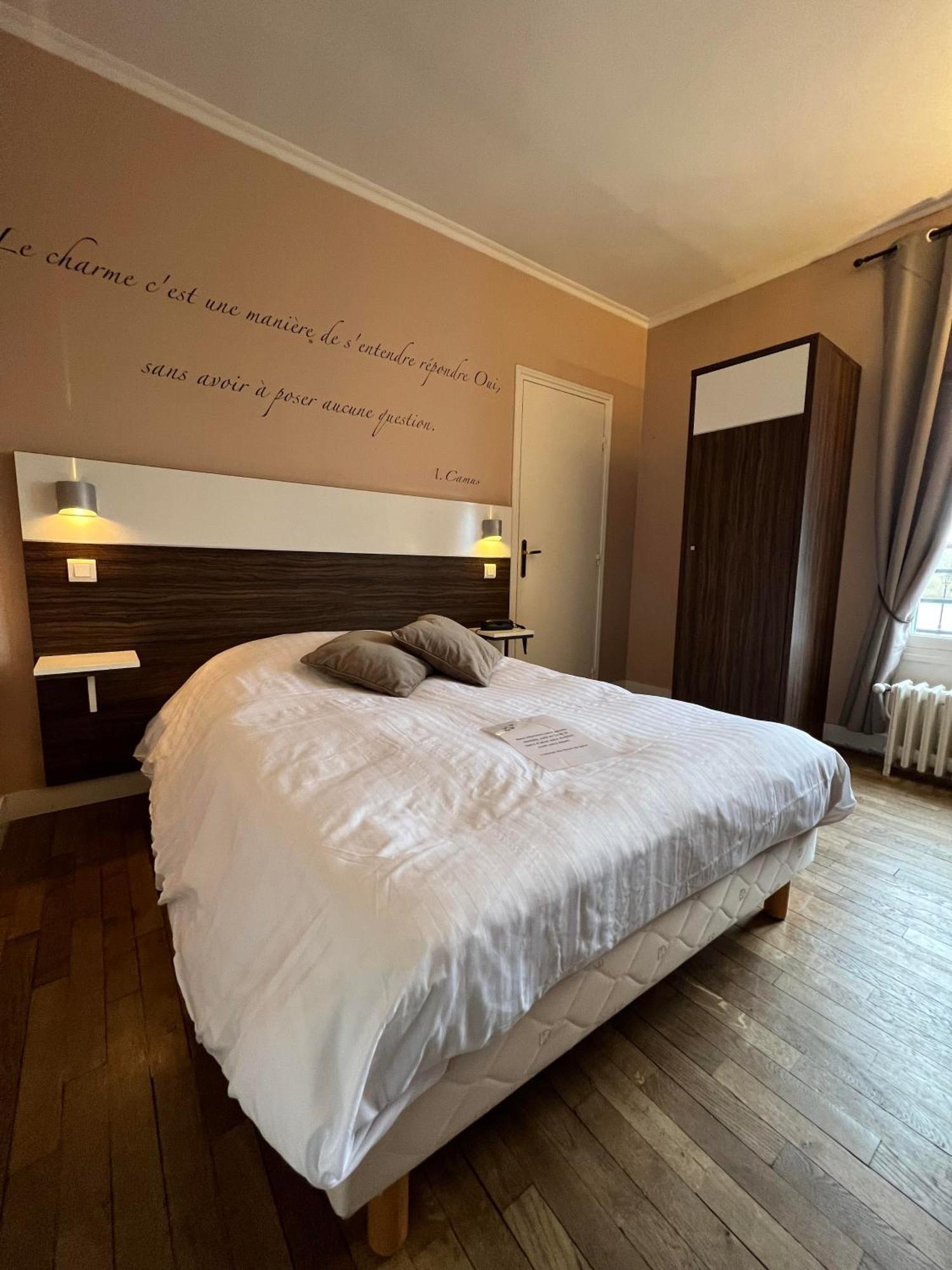 Logis Hotel & Restaurant - Les Bords De Seine La Roche-Guyon Zewnętrze zdjęcie