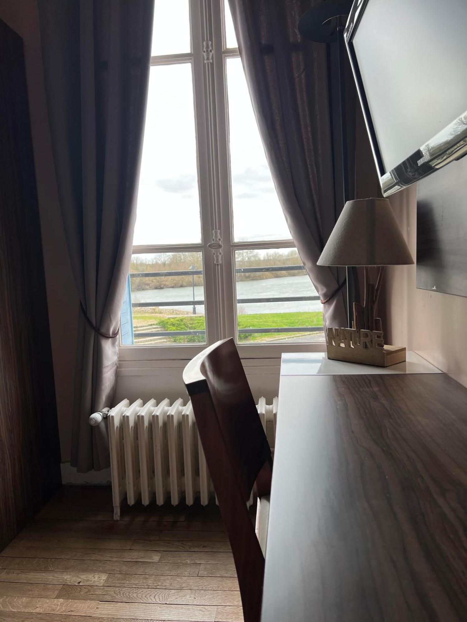 Logis Hotel & Restaurant - Les Bords De Seine La Roche-Guyon Zewnętrze zdjęcie