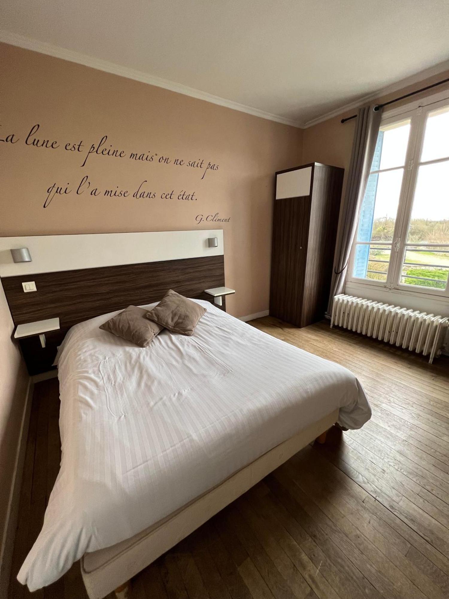 Logis Hotel & Restaurant - Les Bords De Seine La Roche-Guyon Zewnętrze zdjęcie