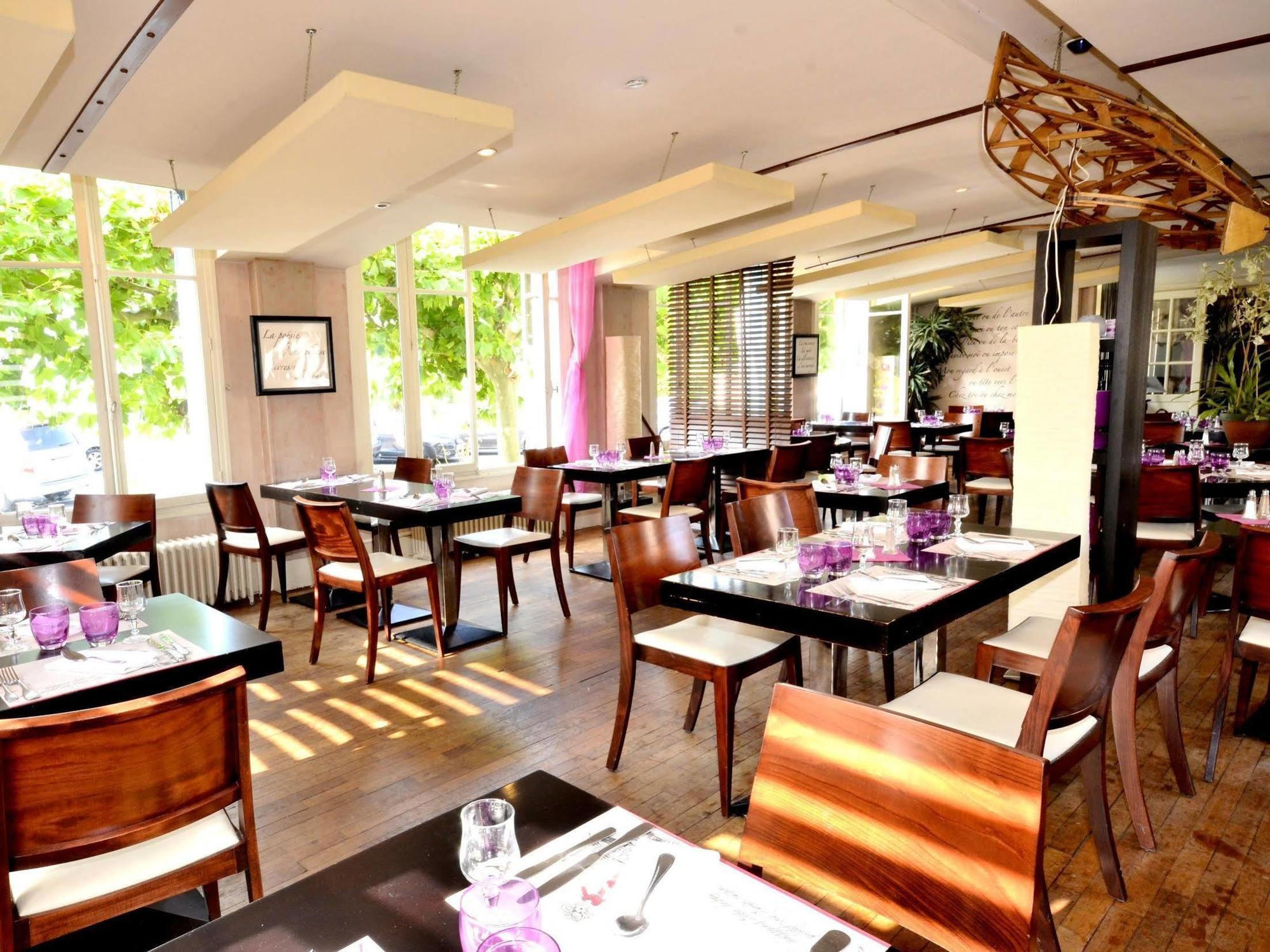 Logis Hotel & Restaurant - Les Bords De Seine La Roche-Guyon Zewnętrze zdjęcie