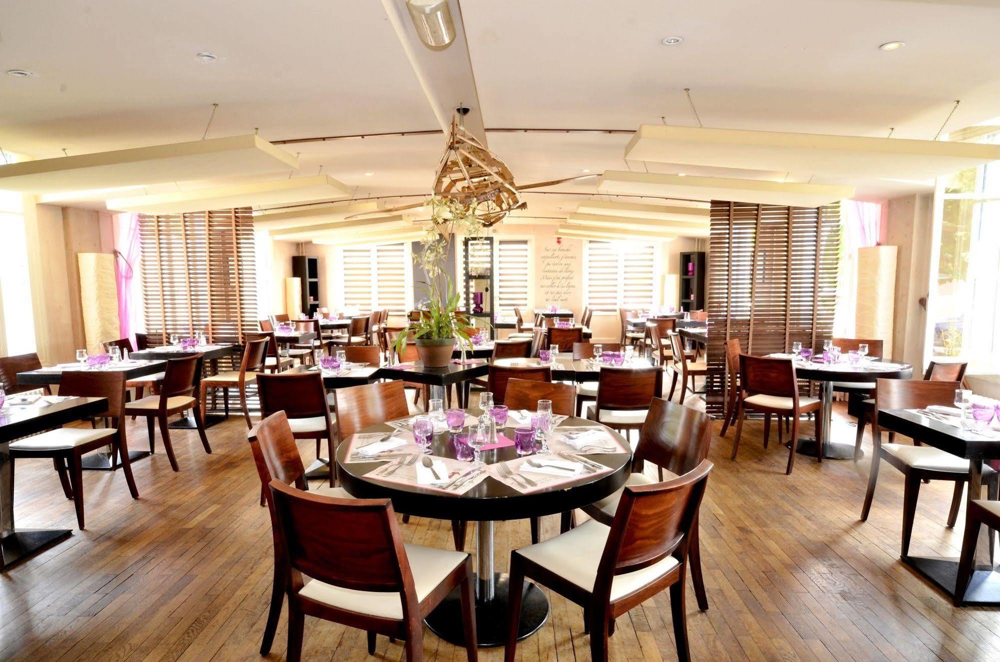 Logis Hotel & Restaurant - Les Bords De Seine La Roche-Guyon Zewnętrze zdjęcie