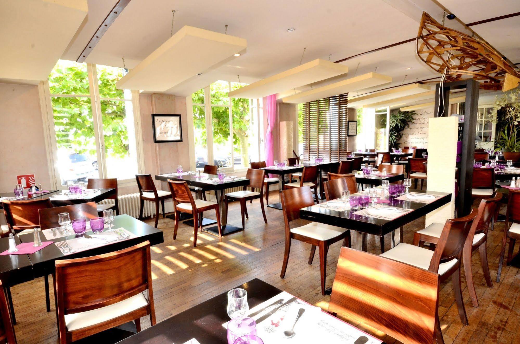 Logis Hotel & Restaurant - Les Bords De Seine La Roche-Guyon Zewnętrze zdjęcie
